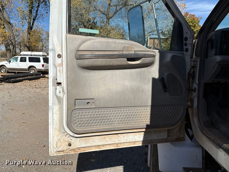 image for item EU5431 2000 Ford F-750 dump truck