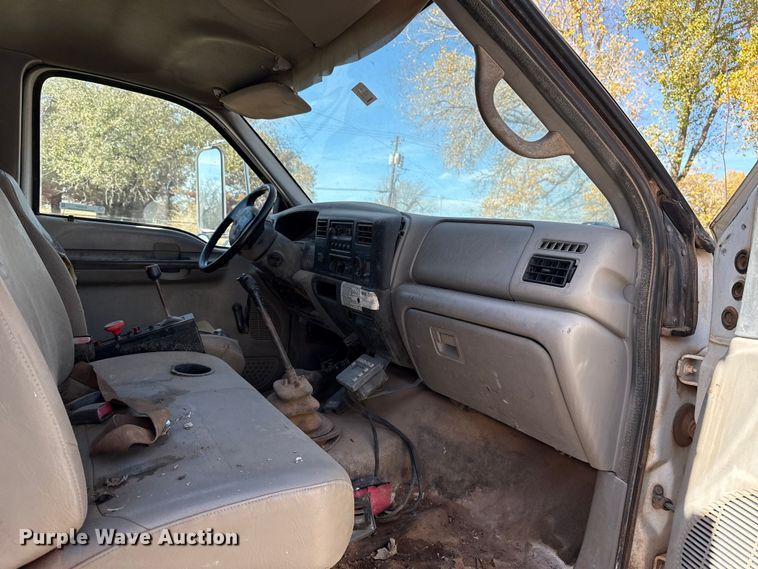 image for item EU5431 2000 Ford F-750 dump truck