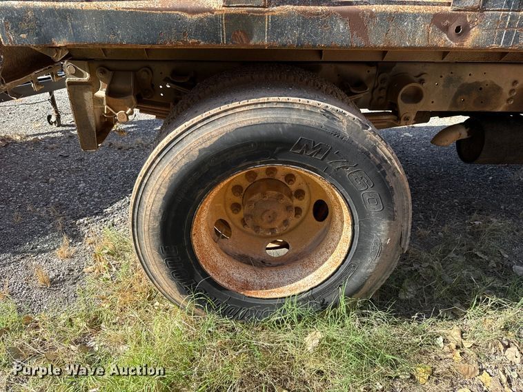 image for item EU5431 2000 Ford F-750 dump truck