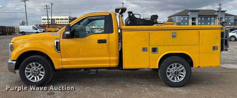 image for item EU5463 2019 Ford F350 Super Duty utility bed pickup truck