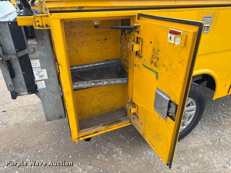 image for item EU5463 2019 Ford F350 Super Duty utility bed pickup truck