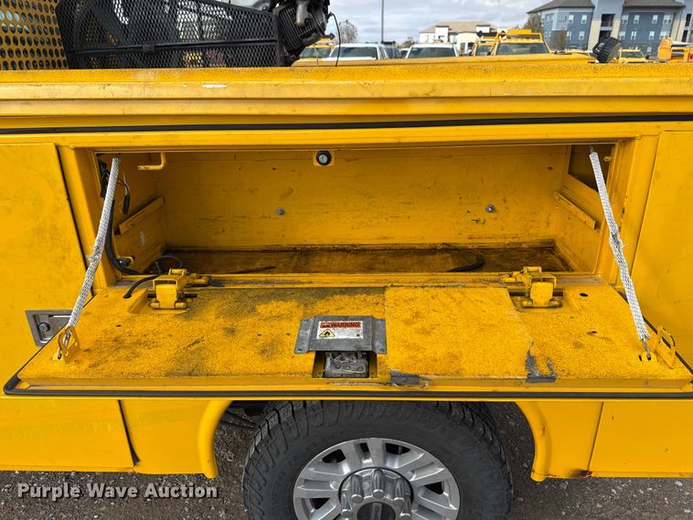 image for item EU5463 2019 Ford F350 Super Duty utility bed pickup truck