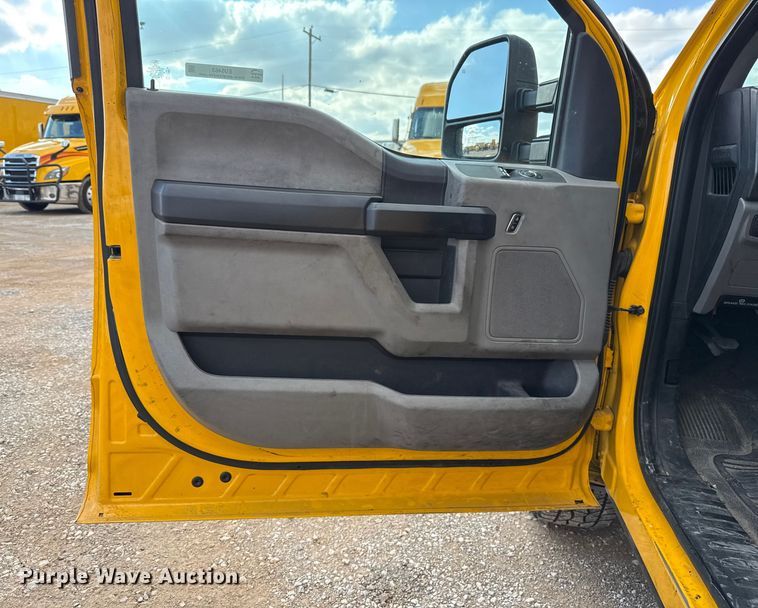 image for item EU5463 2019 Ford F350 Super Duty utility bed pickup truck