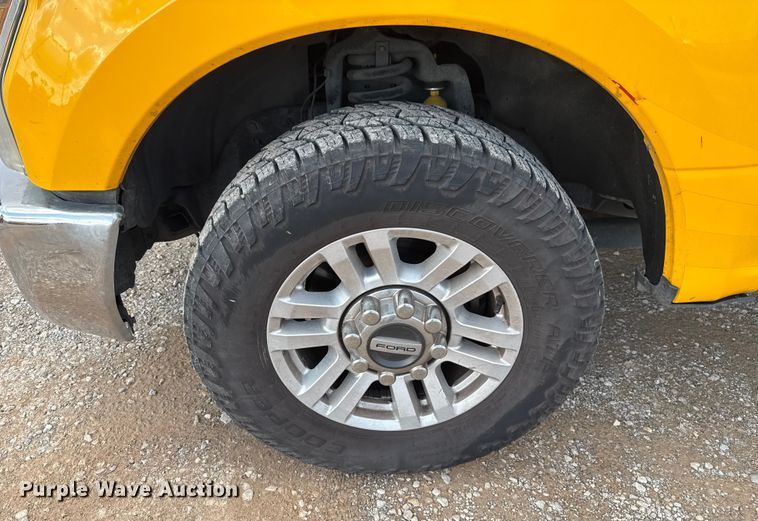 image for item EU5463 2019 Ford F350 Super Duty utility bed pickup truck