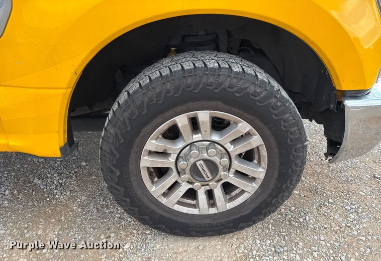 image for item EU5463 2019 Ford F350 Super Duty utility bed pickup truck