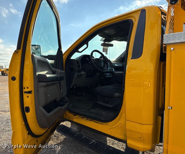 image for item EU5467 2022 Ford F350 Super Duty utility bed pickup truck