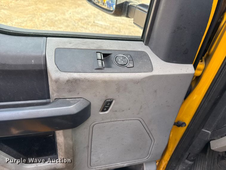 image for item EU5467 2022 Ford F350 Super Duty utility bed pickup truck