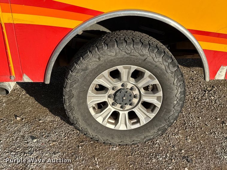 image for item EU5467 2022 Ford F350 Super Duty utility bed pickup truck