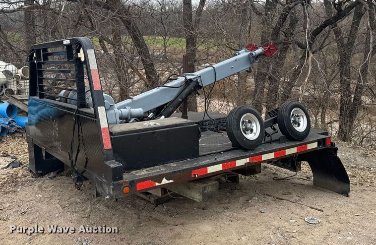 image for item EU6380 Flatbed pickup bed with wrecker boom