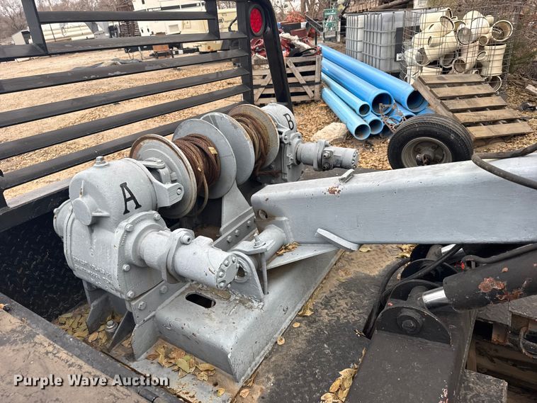 image for item EU6380 Flatbed pickup bed with wrecker boom