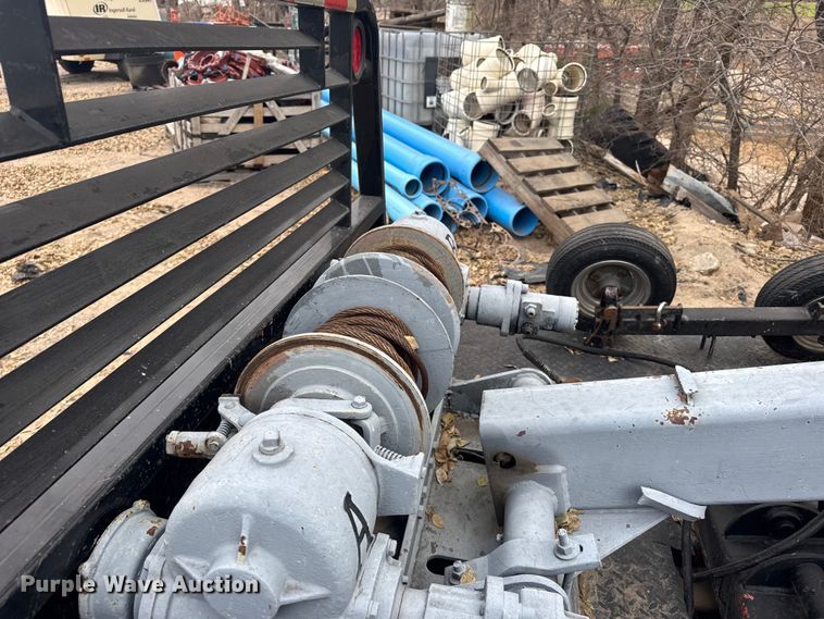 image for item EU6380 Flatbed pickup bed with wrecker boom