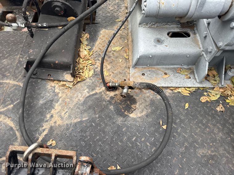 image for item EU6380 Flatbed pickup bed with wrecker boom