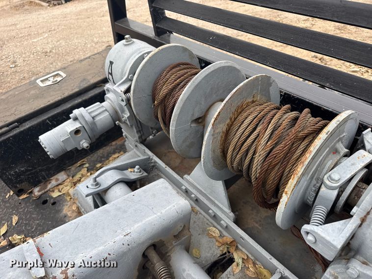 image for item EU6380 Flatbed pickup bed with wrecker boom