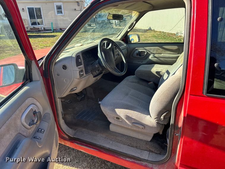 image for item EU6431 1995 GMC Sierra C1500 pickup truck