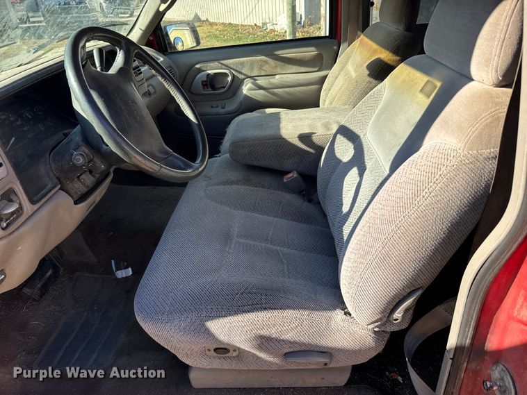 image for item EU6431 1995 GMC Sierra C1500 pickup truck