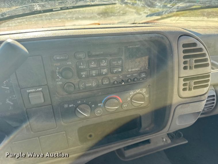 image for item EU6431 1995 GMC Sierra C1500 pickup truck