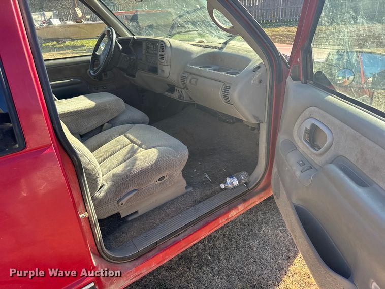 image for item EU6431 1995 GMC Sierra C1500 pickup truck