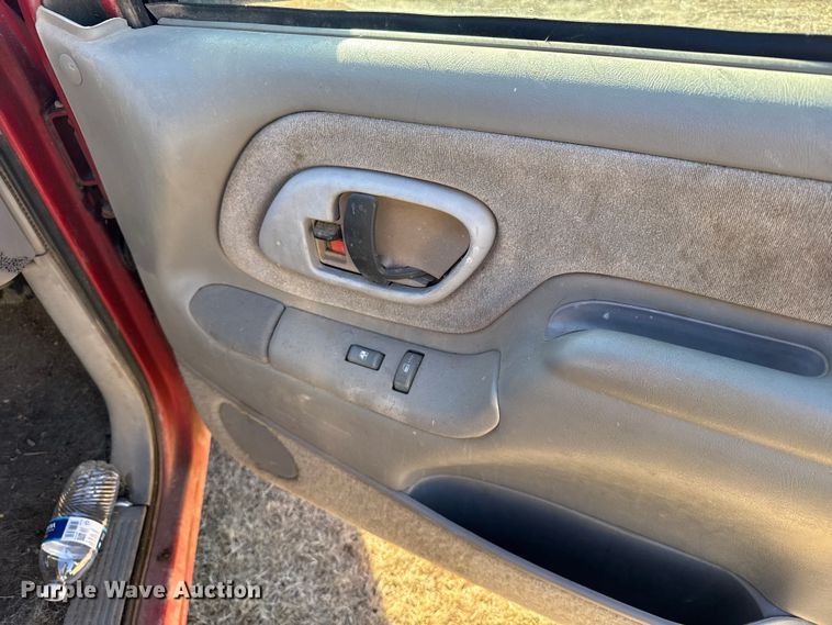 image for item EU6431 1995 GMC Sierra C1500 pickup truck