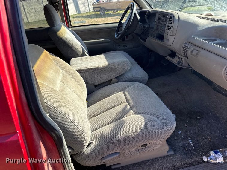 image for item EU6431 1995 GMC Sierra C1500 pickup truck