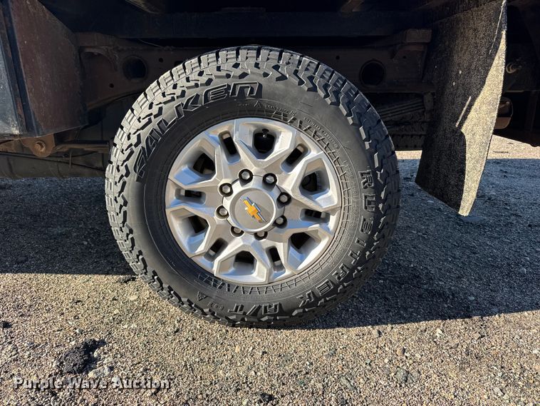 image for item EU6456 2018 GMC Sierra 2500HD Double Cab flatbed pickup truck