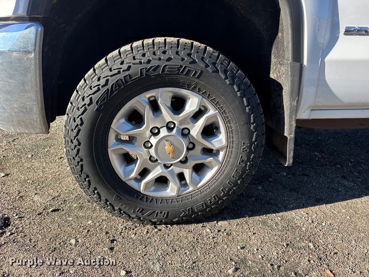 image for item EU6456 2018 GMC Sierra 2500HD Double Cab flatbed pickup truck