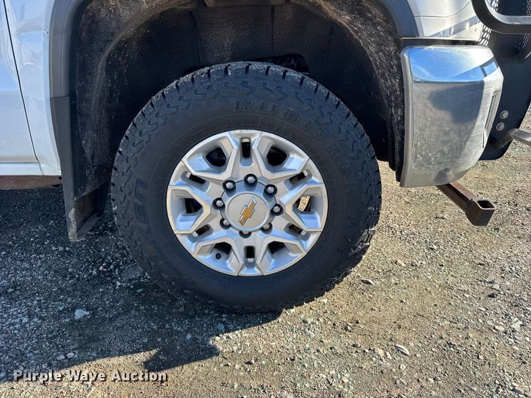 image for item EU6456 2018 GMC Sierra 2500HD Double Cab flatbed pickup truck