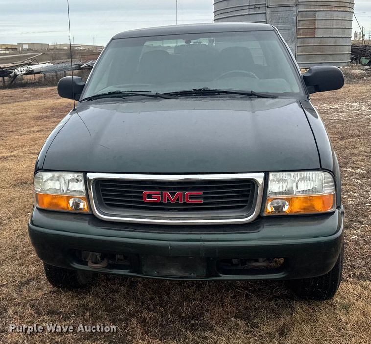 image for item EU6461 2004 GMC Sonoma Crew Cab pickup truck