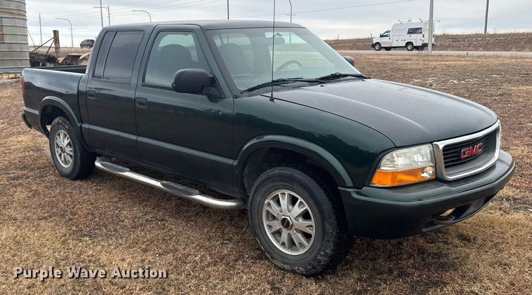 image for item EU6461 2004 GMC Sonoma Crew Cab pickup truck