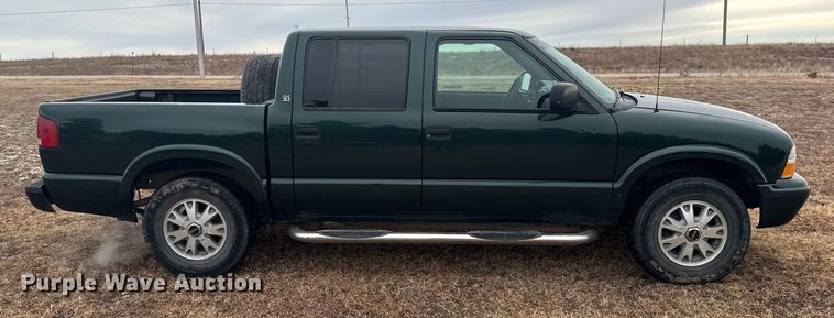 image for item EU6461 2004 GMC Sonoma Crew Cab pickup truck