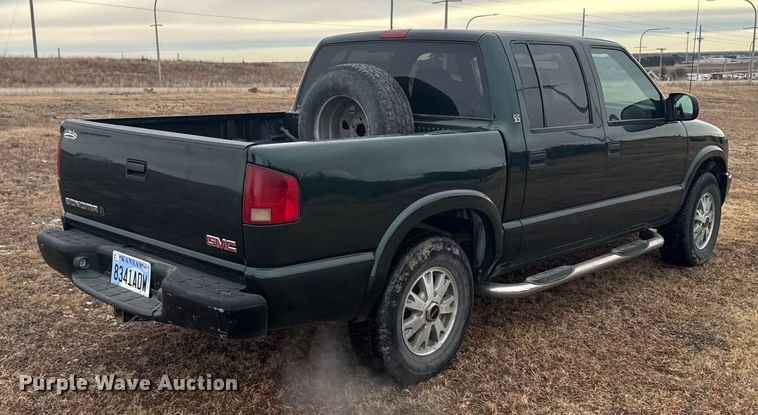 image for item EU6461 2004 GMC Sonoma Crew Cab pickup truck