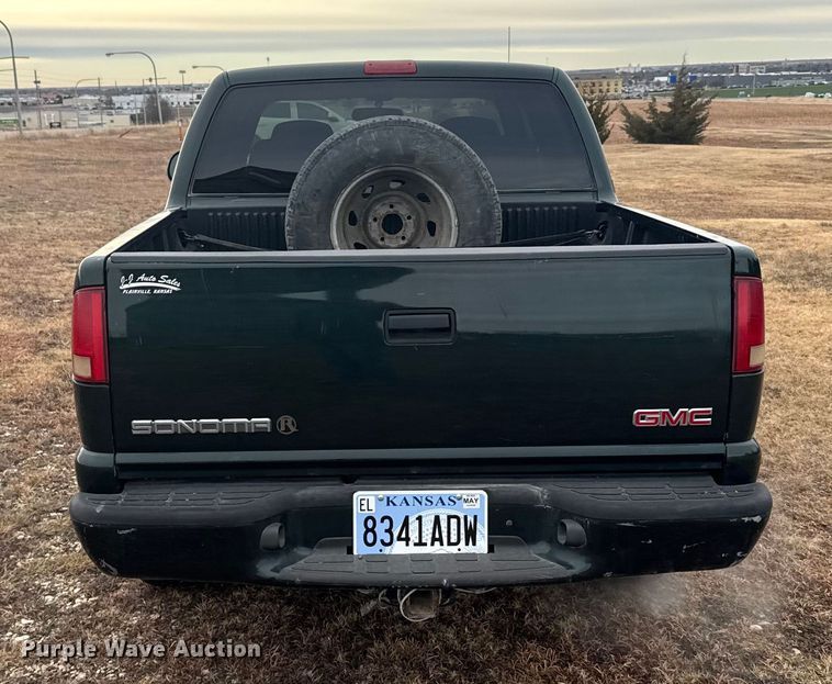 image for item EU6461 2004 GMC Sonoma Crew Cab pickup truck