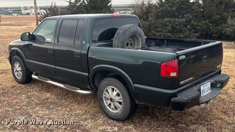 image for item EU6461 2004 GMC Sonoma Crew Cab pickup truck