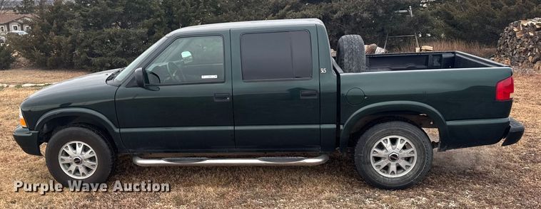 image for item EU6461 2004 GMC Sonoma Crew Cab pickup truck