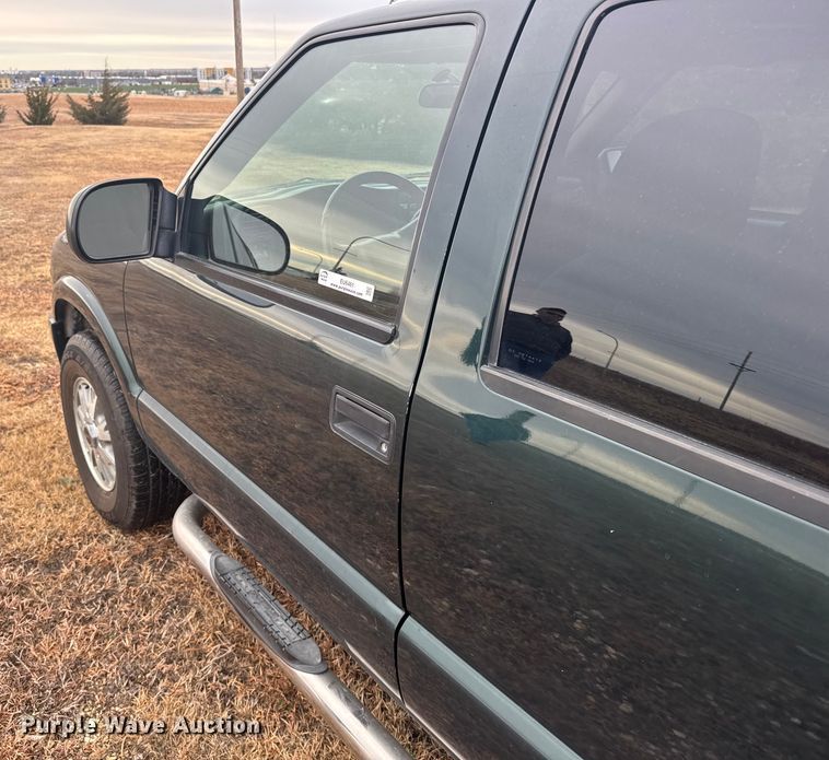 image for item EU6461 2004 GMC Sonoma Crew Cab pickup truck