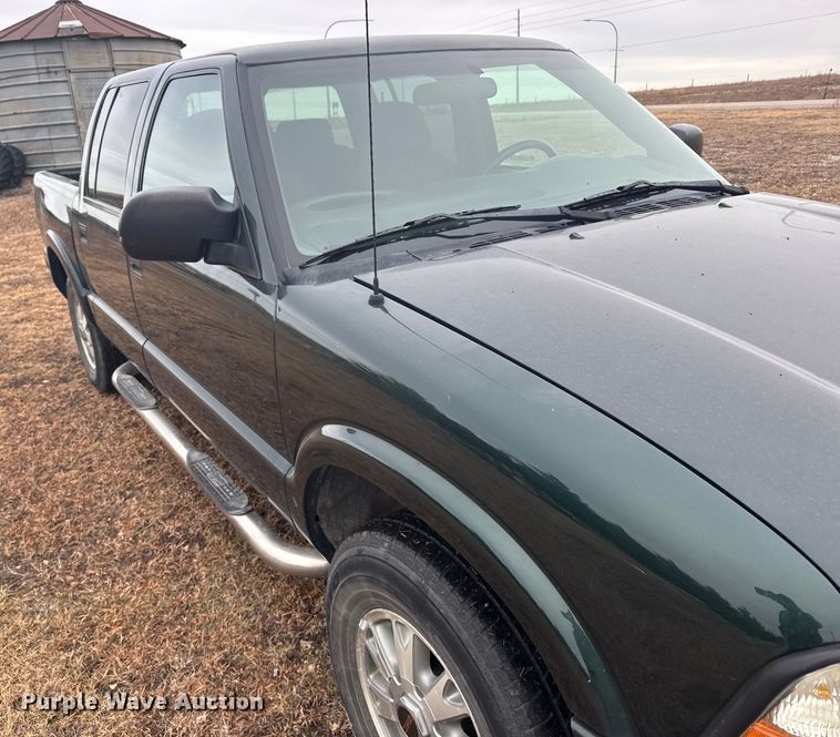 image for item EU6461 2004 GMC Sonoma Crew Cab pickup truck