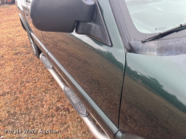 image for item EU6461 2004 GMC Sonoma Crew Cab pickup truck