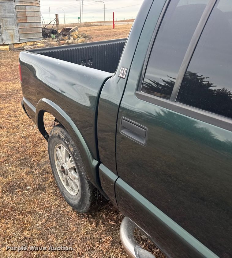 image for item EU6461 2004 GMC Sonoma Crew Cab pickup truck