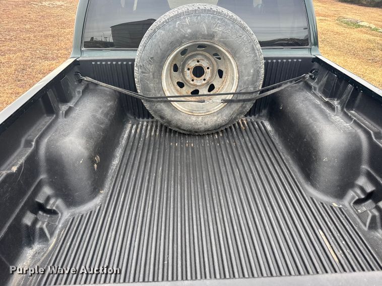 image for item EU6461 2004 GMC Sonoma Crew Cab pickup truck