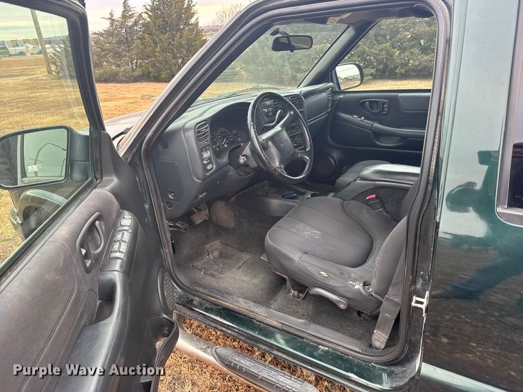 image for item EU6461 2004 GMC Sonoma Crew Cab pickup truck