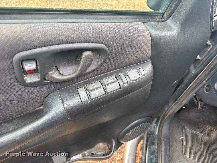 image for item EU6461 2004 GMC Sonoma Crew Cab pickup truck