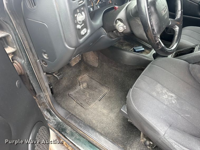 image for item EU6461 2004 GMC Sonoma Crew Cab pickup truck