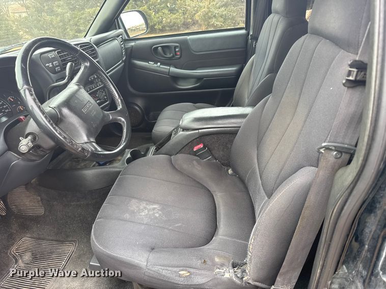 image for item EU6461 2004 GMC Sonoma Crew Cab pickup truck