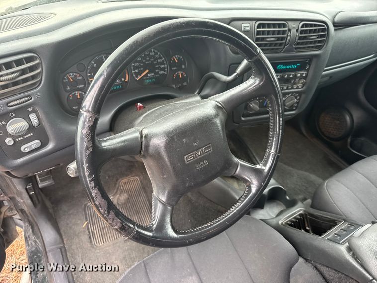 image for item EU6461 2004 GMC Sonoma Crew Cab pickup truck