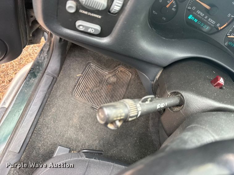 image for item EU6461 2004 GMC Sonoma Crew Cab pickup truck