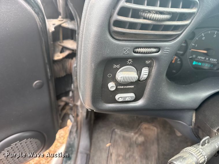 image for item EU6461 2004 GMC Sonoma Crew Cab pickup truck