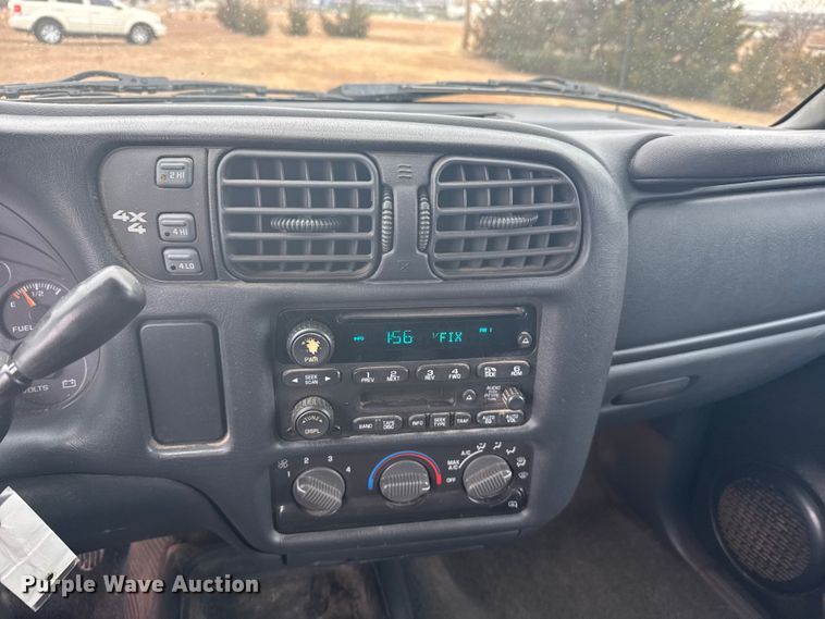 image for item EU6461 2004 GMC Sonoma Crew Cab pickup truck