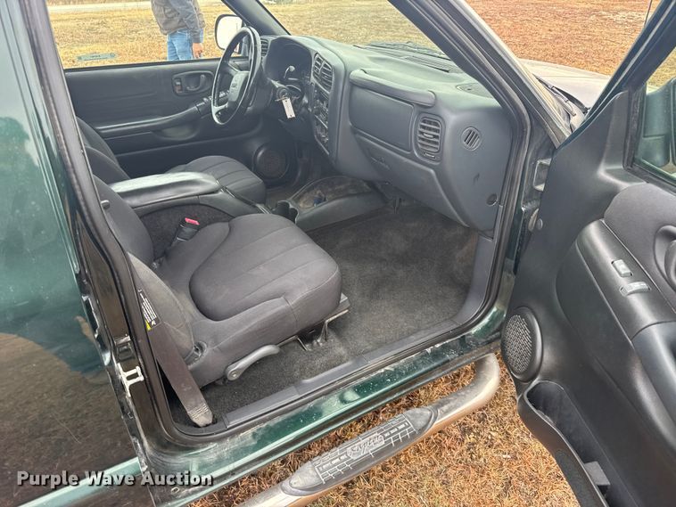 image for item EU6461 2004 GMC Sonoma Crew Cab pickup truck