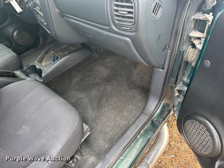 image for item EU6461 2004 GMC Sonoma Crew Cab pickup truck