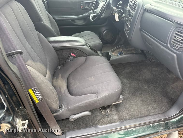 image for item EU6461 2004 GMC Sonoma Crew Cab pickup truck