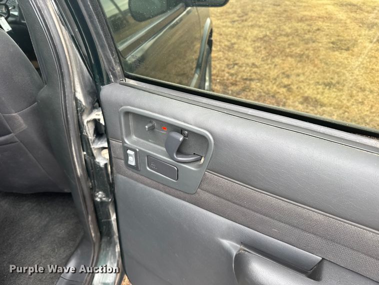 image for item EU6461 2004 GMC Sonoma Crew Cab pickup truck